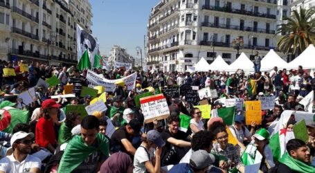 الطلبة الجزائريون في أول مسيرة منذ حلول شهر رمضان