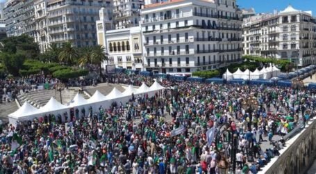 مسيرات الجمعة الـ 15 تطالب بحماية الحريات الأساسية