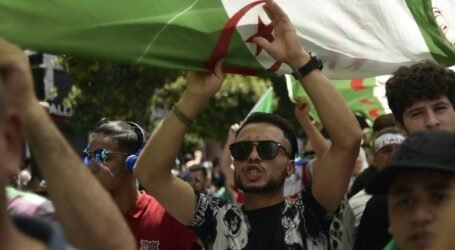 الحراك يمضي ويصر على إستأناف محاربة الفساد