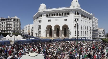 غالبية شعارات الجمعة ال 19 ترفض تجميد الدستور و تطالب بتطبيق المادة 7 و8