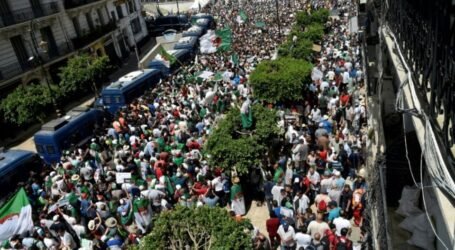 إستمرار المسيرات السلمية للمطالبة بـالتغيير الجذري للنظام