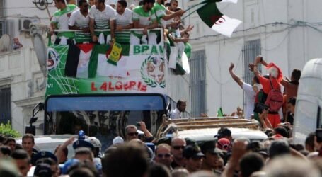 رئيس الدولة يقرر منح أوسمة الاستحقاق الوطني لعناصر المنتخب الجزائري