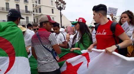 مسيرات الطلبة تجدّد إصرارها على الوحدة الوطنية و مكافحة الفساد و رحيل رواسب النظام السابق