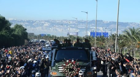 الجزائريون يودعون الفقيد قايد صالح في جو مهيب